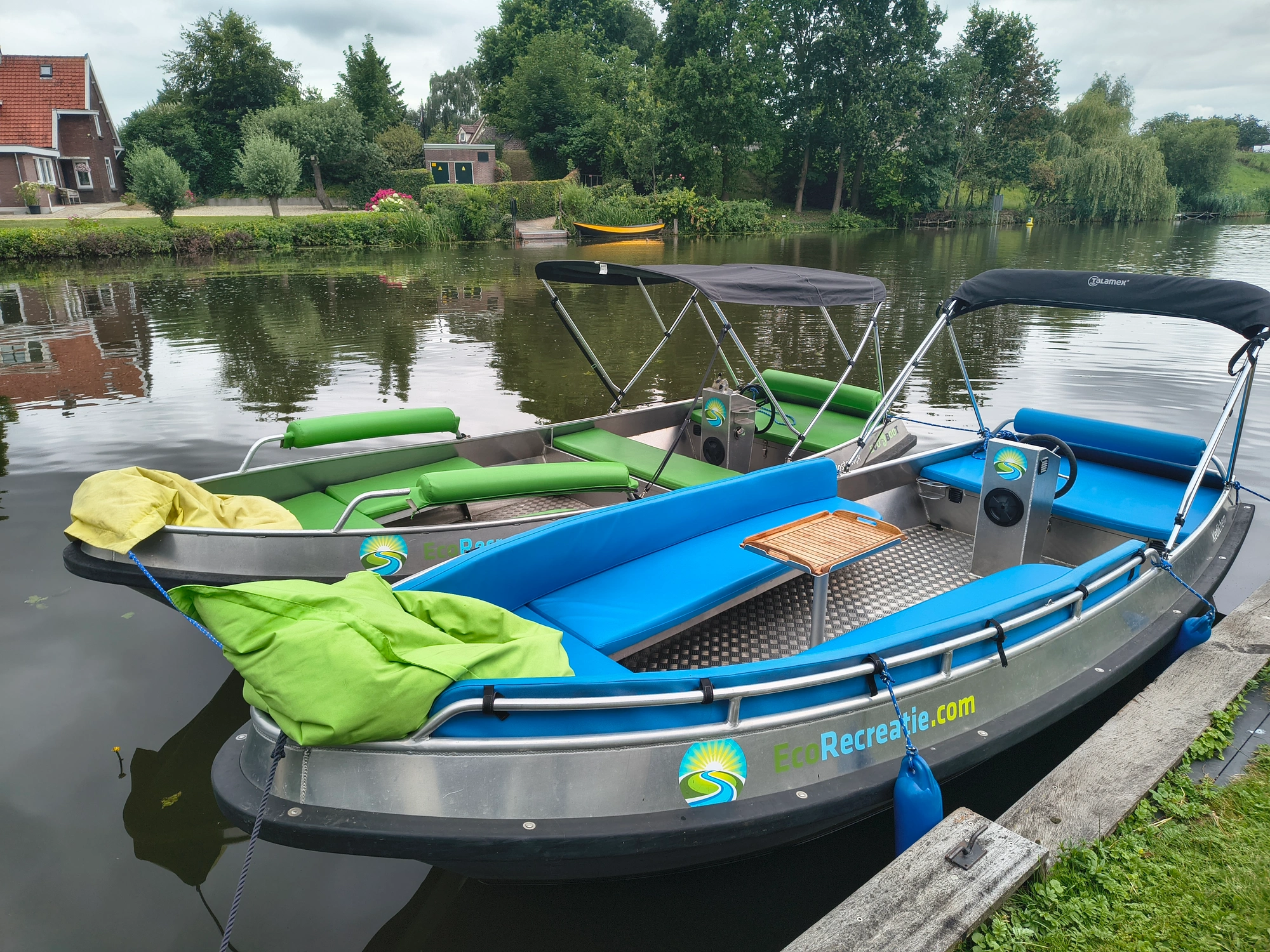Elektrische aluminium Van Vossen E-boat van EcoRecreatie op de rivier de Linge.